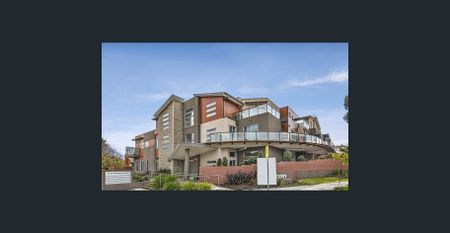 Light filled corner apartment with sweeping golf course views - Photo 4