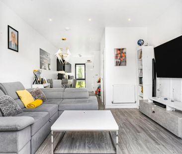 3 Bed Terraced House, South End, CR0 - Photo 2