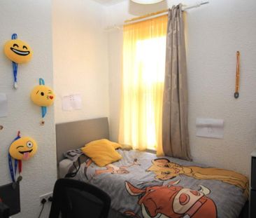 2 bedroom end of terrace house to rent - Photo 2