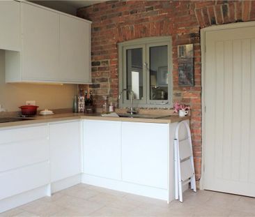 2 bedroom terraced house to rent - Photo 4