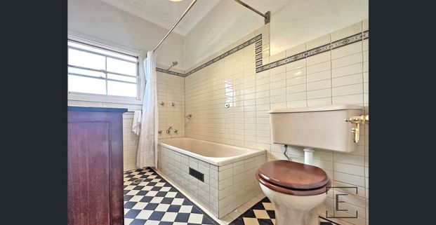 SPACIOUS FAMILY HOME IN THE HEART OF GLADESVILLE - Photo 1