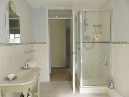 3 bedroom detached bungalow to rent - Photo 5