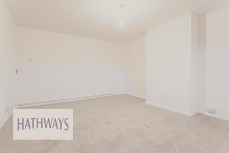 2 bed flat to rent in Oaklands Road, Pontypool, NP4 - Photo 2