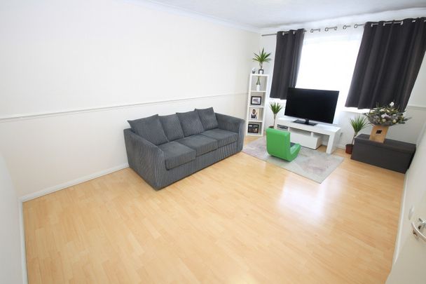 Two Bedroom First-Floor Maisonette Walking Distance to Northolt Station Private Garden Garage - Photo 1