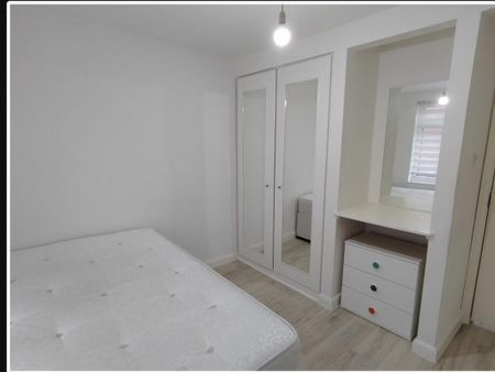 3 bedroom flat to rent - Photo 3