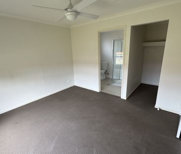 Large modern family home - Photo 2