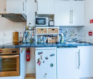 Only a short walk to Camden Town and Tufnell Park with its variety ... - Photo 2