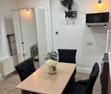 Studio to rent - Photo 2