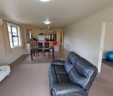 Kelvin Grove - 4 Bedrooms - Photo 4