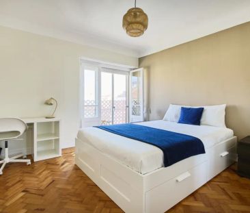 Room in a shared 6-bedroom apartment for rent in Lisbon. - Foto 2