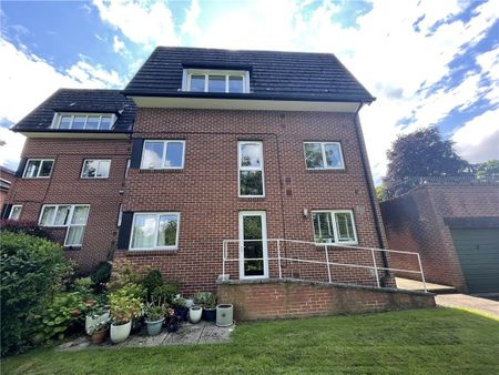 Available now, we offer to you a two bedroomed, ground floor apartment situated only a short walk away from the popular city centre of Ripon which provides a fantastic variety of amenities and shopping facilities. - Photo 2