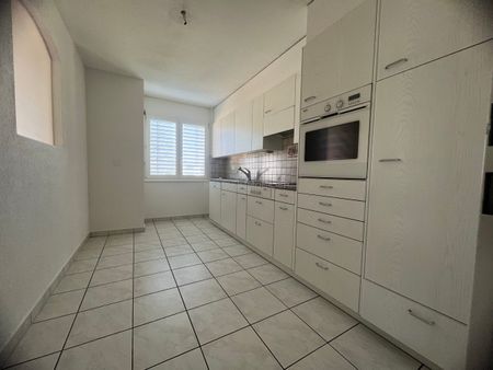 BEL APPARTEMENT DE 4 PIECES, EN SINGINE - Foto 3