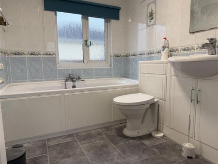 1 bedroom in a house share to rent - Photo 3