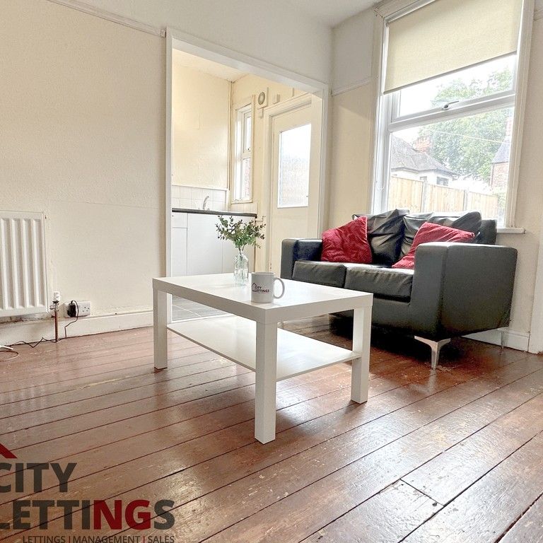 4 Bedroom Mid Terraced House - Photo 1