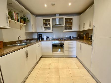 2 bedroom flat to rent - Photo 3