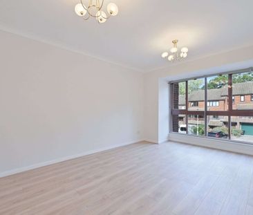 Refurbished four bedroom townhouse which is located within a cul-de-sac and offers flexible accommodation. Available now on an unfurnished basis. - Photo 2