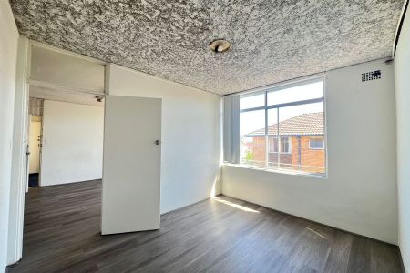 PRIME LOCATION! - Photo 3