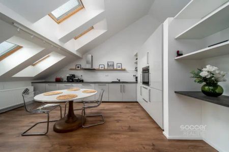 Výjimečný podkrovní byt s nádechem ateliéru ve vile se zahradou. - Photo 2