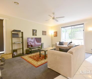 Low maintenance townhouse, in peaceful location - Photo 1