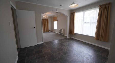 Beauty on Bristol - Photo 2