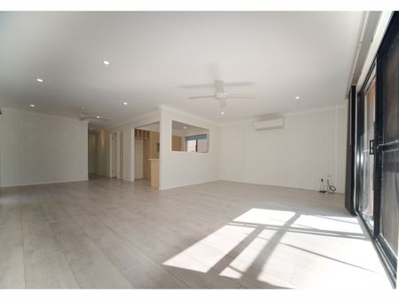 Family home in the heart of Paradise Point - Photo 3