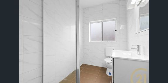Comfortable Three Bedroom Family Home - Photo 2