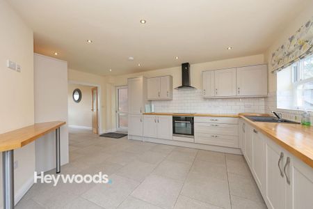 4 bedroom detached house to rent - Photo 4