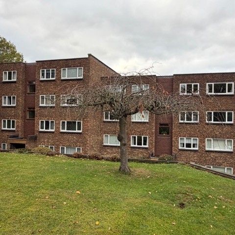 Farington Acres, Weybridge, Surrey, KT13 - Photo 1