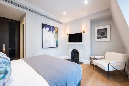 3 bedroom flat in Mayfair - Photo 4