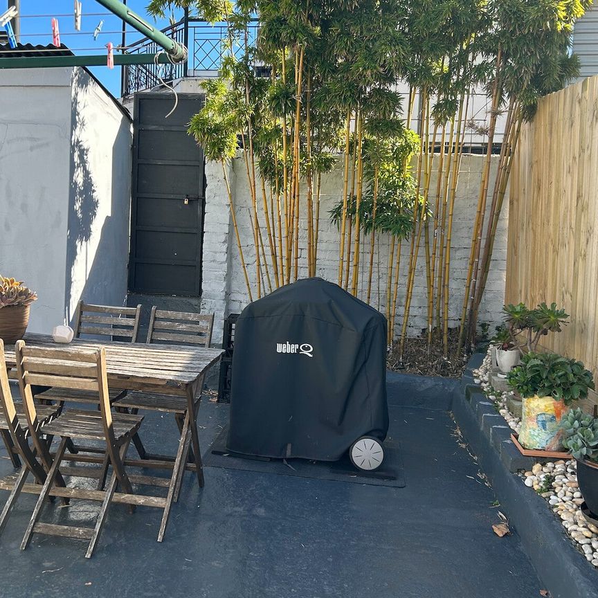 Redfern - Photo 1