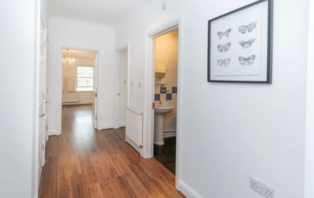 2 Bed Flat, St John's Hill, SW11 - Photo 3