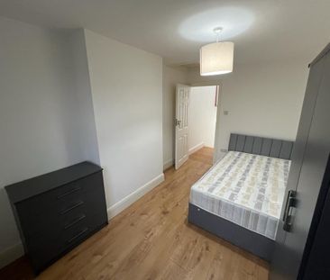 Room in a Shared House, Eversleigh Road, SW11 - Photo 1