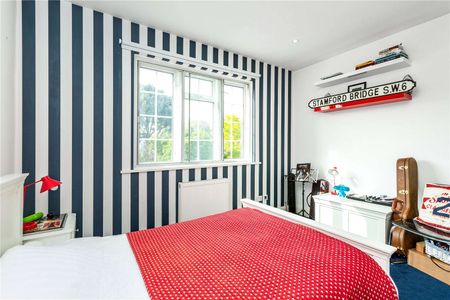 A beautifully presented five bedroom house located close to Richmond Park - Photo 3