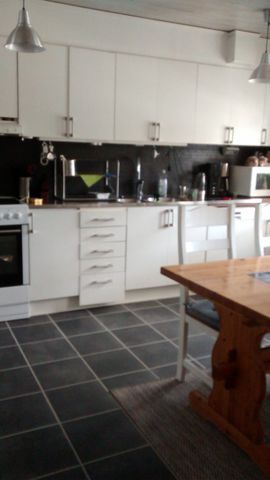 LUGNT LÄGE. Möblerat rum i villa till kvinnlig student - Photo 4