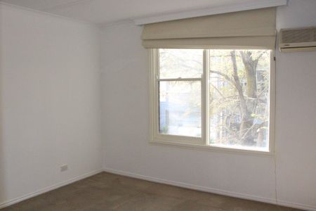 Double Story Townhouse With Air-Conditioning - Great Location! - Photo 5