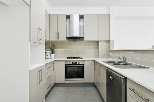 “Oversized north facing apartment in a prime locale” - Photo 1