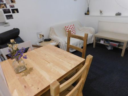 3 bedroom flat to rent - Photo 2