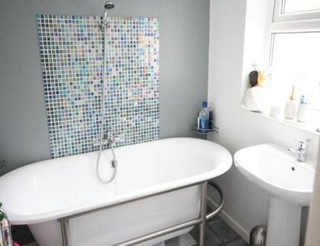 Beautifully Maintained Large 2 Bedroom House near Newlands Ave - Photo 5