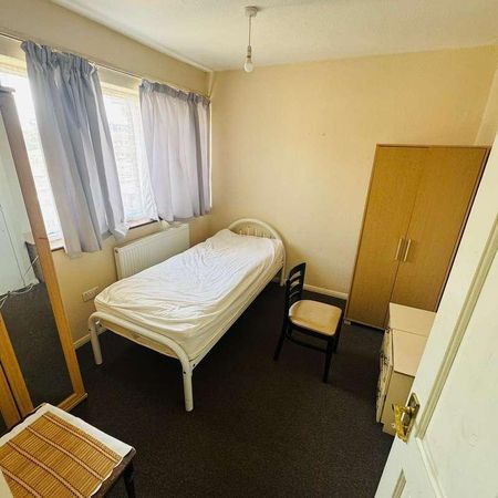 Pennine Way, UB3 - Photo 3