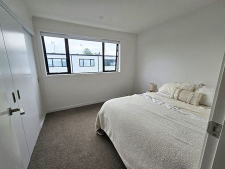 2-bed townhouse in sought-after location! - Photo 2