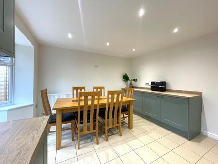 4 bedroom end of terrace house to rent - Photo 3
