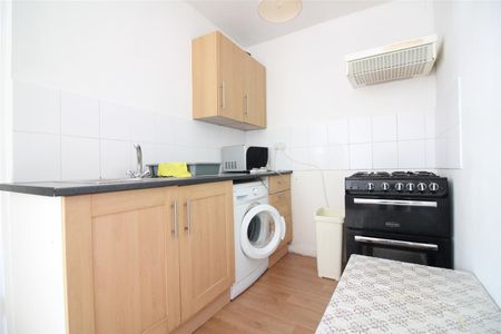 Sutton Square, Hounslow - Photo 4