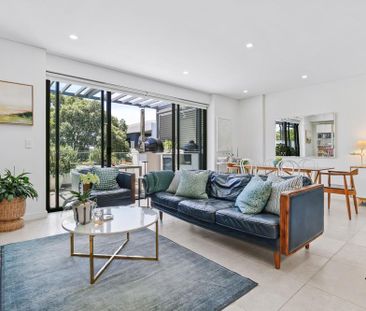 Luxurious Penthouse with Expansive Terrace Overlooking Parkland - Photo 2