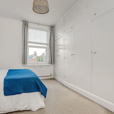 2 bedroom flat in London - Photo 3