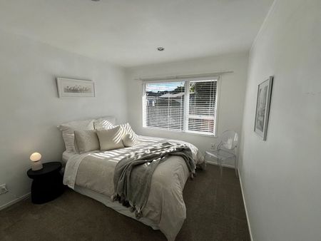 Sunny 2 bedroom unit in fabulous location - Photo 4