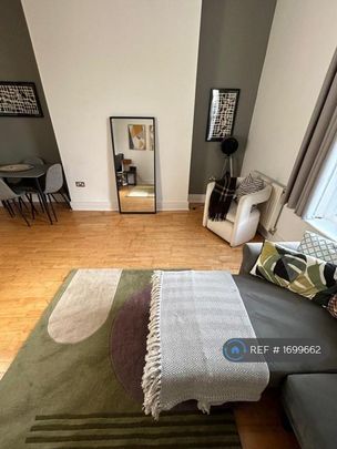 1 bedroom in a flat share to rent - Photo 1