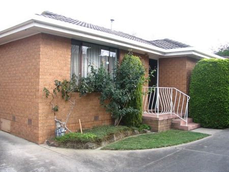 Spacious Two-Bedroom Villa unit in quiet block - Photo 4