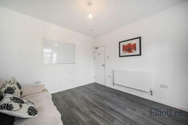 4 bedroom end of terrace house to rent - Photo 1