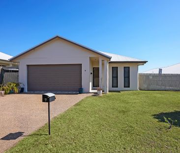 Spacious 4-Bedroom Family Home Near the Beach with a Pool! - Photo 4