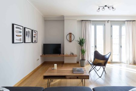 Stylish and Spacious Apartment in Thiseio - Photo 3